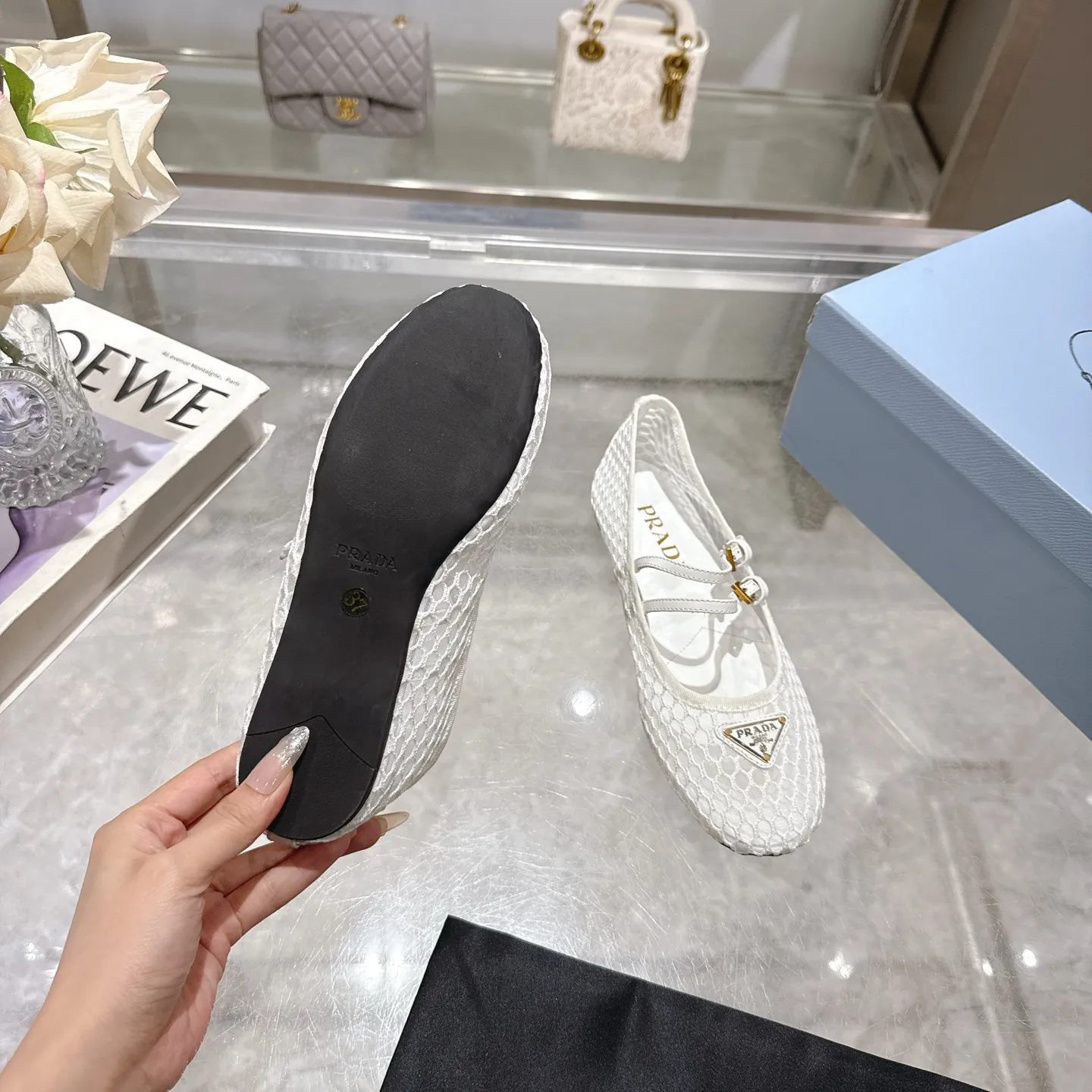 👟👟Ex-factory price 440👟👟 🔥🔥✨Prada/Prada 2024ss spring and summer new products are now available🌟 Mary Jane flat ballet shoes Soft and comfortable, recommended by major bloggers in Little Red Book, proper college style ➕Commuting 1-1 development Round-head golden triangle button Fabric: patent leather, sheepskin, silk fabric Sheepskin lining code number: 35 to 40 (41 is custom-made and cannot be returned or exchanged)